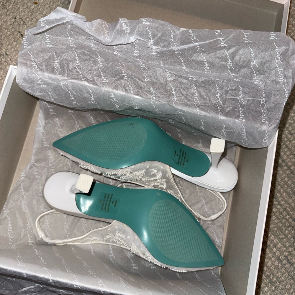 Betsey Johnson White Embroidered Heels - Picture 3 of 5